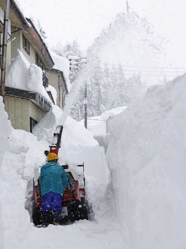 除雪中の73歳男性死亡　屋根から転落、新潟・魚沼