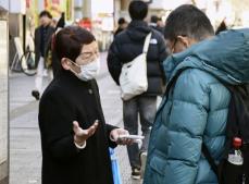 府中の信金職員刺殺20年で献花　「今年こそは」母が情報提供訴え