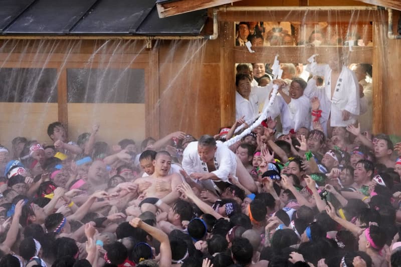 はだか祭、8千人もみ合い　2年連続で神事に女性参加