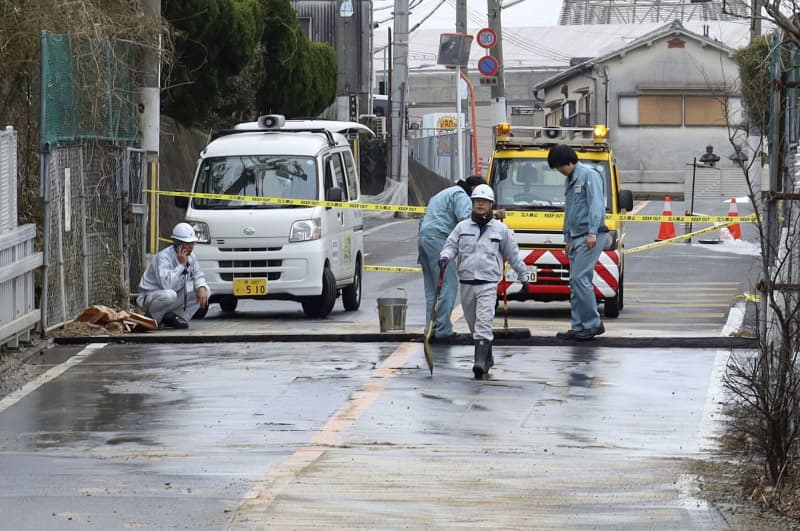 大阪の水道管相次いで破損　老朽化か、道路に段差