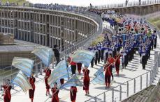 万博、大屋根リングで行進曲披露　1万2千人超、ギネス記録に認定