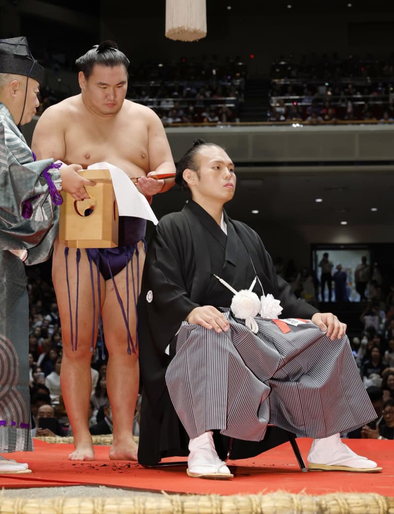 大相撲　貴景勝　断髪式　直筆キャンパスアート 元貴景勝が断髪式「本当に幸せ」 3百人がはさみ、V4度の元大関