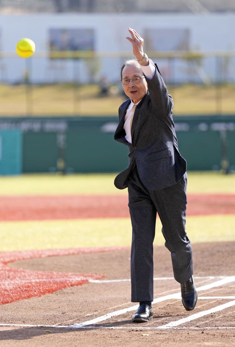 王会長、ソフトボール「重い」 JDリーグ決勝で始球式｜Infoseekニュース