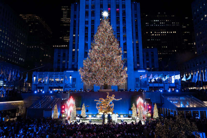 NYに23メートル巨大ツリー クリスマスシーズン彩る点灯式｜Infoseek