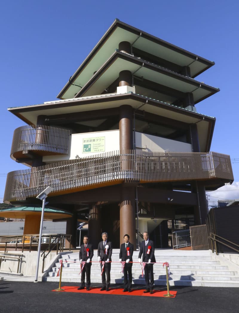 足湯付き津波避難タワー完成