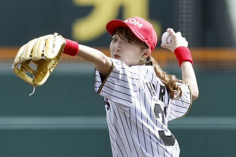 フィギュア坂本が甲子園で始球式 「世界選手権と同じくらい緊張
