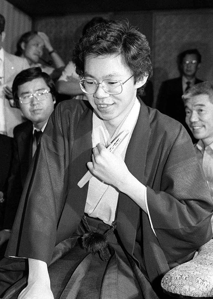 【サイン入り】谷川浩司全集　Ⅰ・Ⅱ　1989年　内箱•外箱付き あのころ＞21歳谷川が最年少名人に 43年前の6月15日｜Infoseekニュース