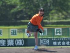 テニスで世界をめざす生徒が全国高校野球選手権兵庫大会の開幕試合で始球式