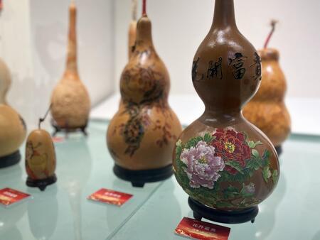 ひょうたん 中国伝統の工芸品 山と海を越えて広がる幸福と繁栄」‐遼寧ヒョウタン芸術展が中国工業