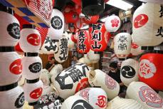 京都・祇園祭で見物客魅了の提灯、真っ盛り　注文もコロナ前並みに