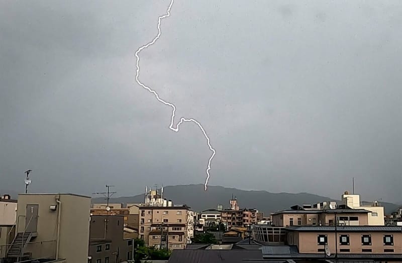 京都・大文字山付近に落雷　カメラがとらえた瞬間