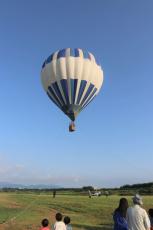 熱気球ふわり、琵琶湖や鈴鹿山脈を一望　滋賀・東近江で熱気球の体験搭乗会
