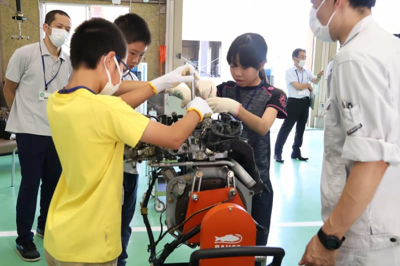いすやエンジン組み立て、小中学生ら「製造業」体験　京都・福知山でツアー