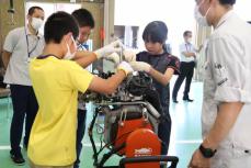いすやエンジン組み立て、小中学生ら「製造業」体験　京都・福知山でツアー