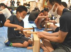 京都産の木材で椅子を作ろう「金づち難しい」子どもたちが工作教室