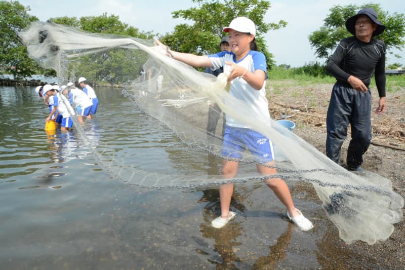 地引き網と投網で何が取れる？　滋賀・高島で児童ら漁を体験