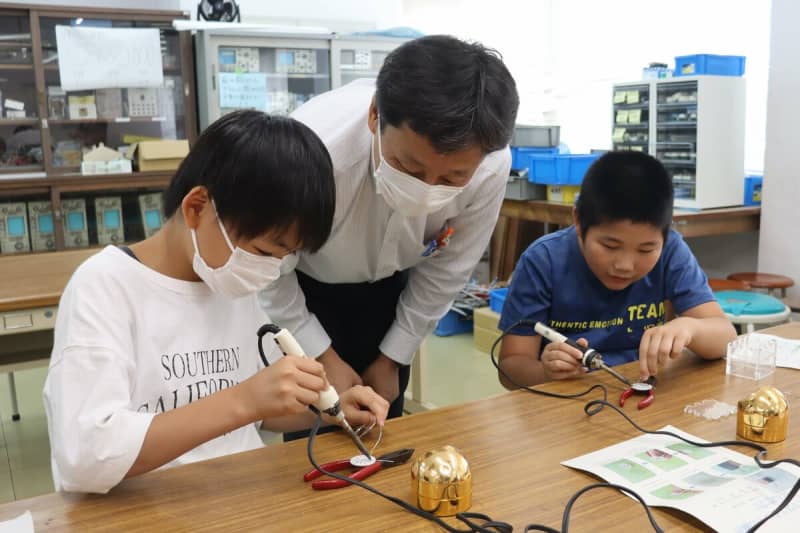 児童らLED回路組み立て「光るプレート」作り挑戦　滋賀の高校で体験教室