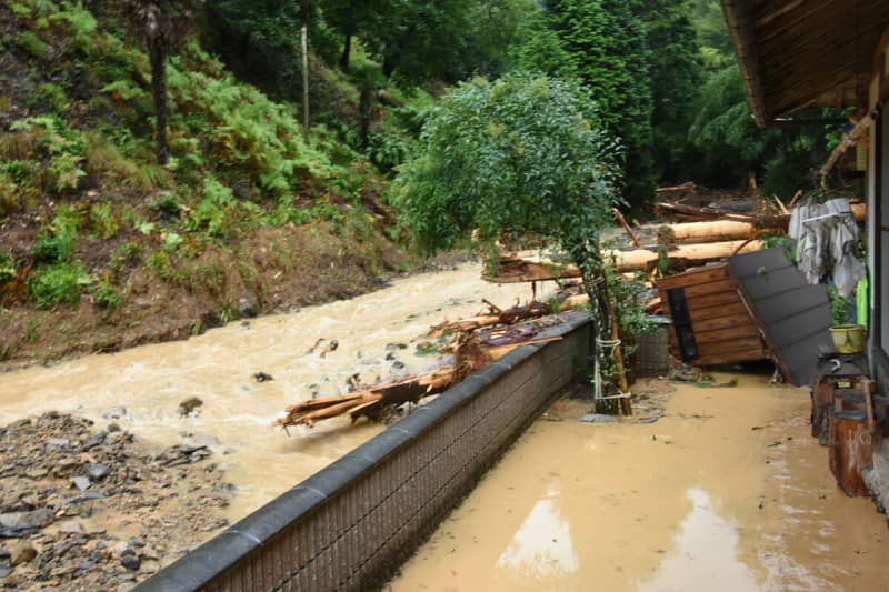 【台風7号】「夜中にバリバリ。怖かった」土砂、流木が蔵や車庫押し流す　京都・綾部