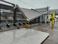 【台風7号】吹き飛んだ駐輪場の屋根、JR線路内に落下　京都・亀岡