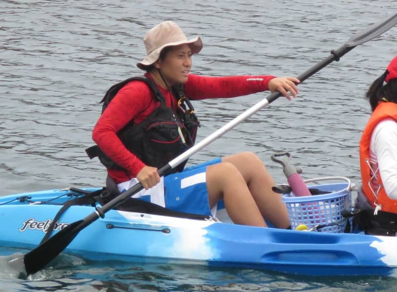 京都・丹後の海　楽しさと美しさ伝える　シーカヤックで洞窟へ