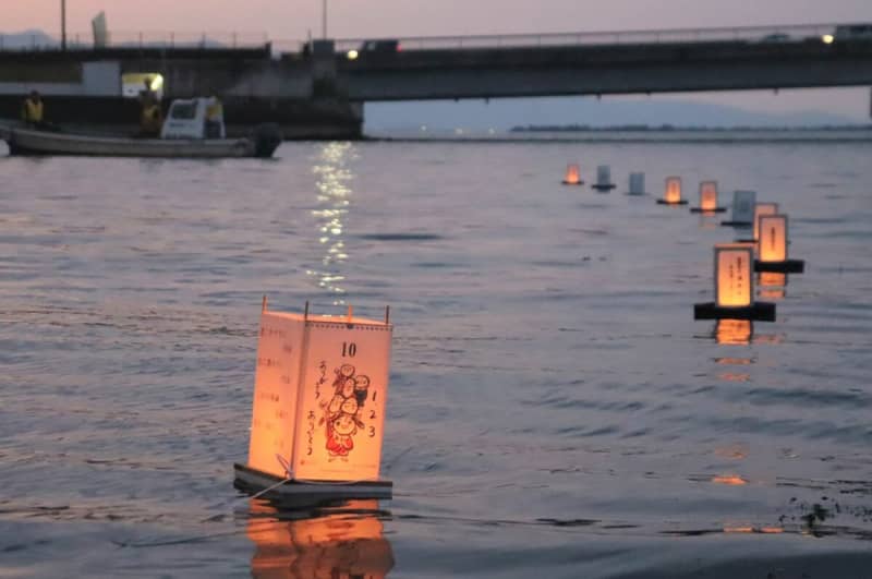 琵琶湖で灯籠流し「平和の大切さ感じる経験に」　大津