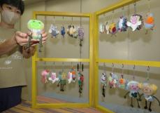 「スマイル人形」ロングセラー、京丹後の障害者施設で手作り「一個ごと表情違う」