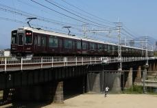 阪急西山天王山駅で男性が特急にはねられ死亡　京都線など一時運休