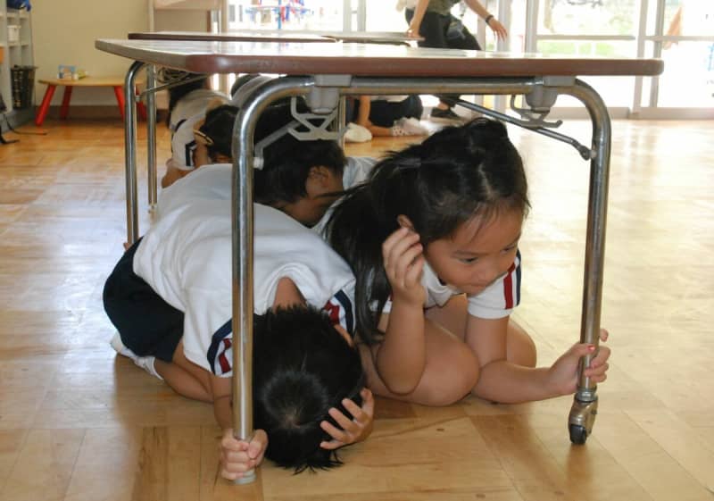 「ぐらぐらしたら、すぐに頭守って隠れる」　幼稚園などで防災の日訓練