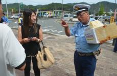 スピード出し過ぎに注意　京都・南丹署が道の駅でドライバーにチラシ配布