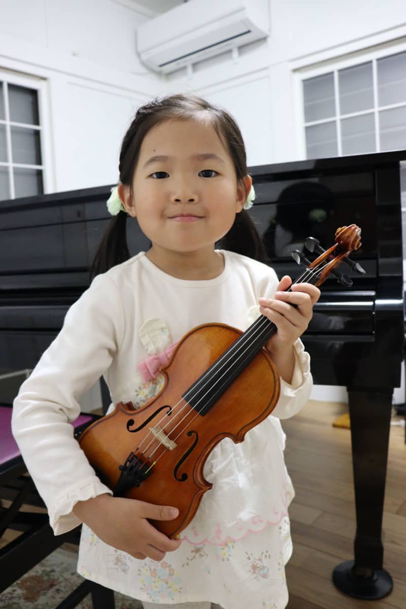 バイオリンが上手すぎる5歳女児、ユーチューブで話題「音楽は友達。海外に行きたい」