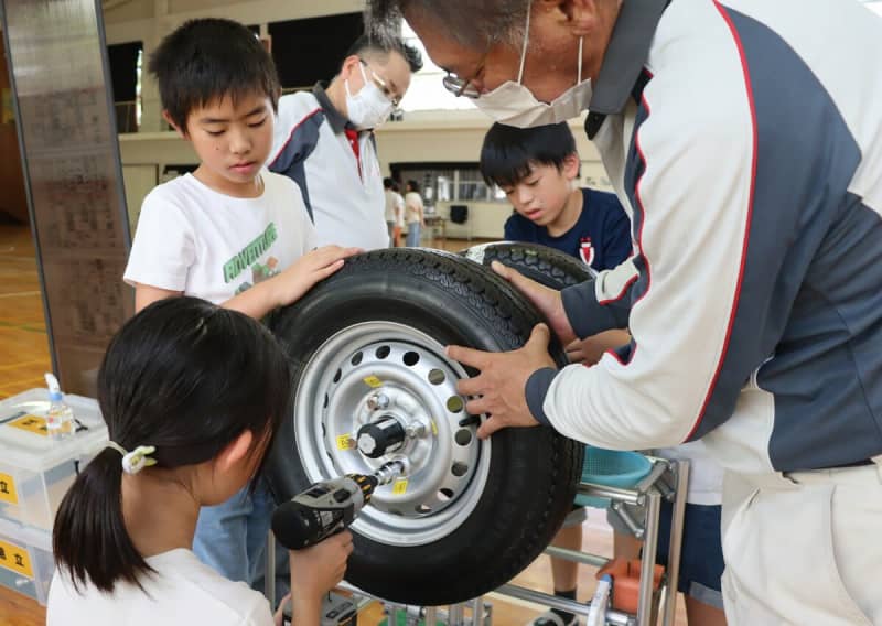 車の部品、3千点もあるの　小学生50人「ライン作業」を体験　京都・大山崎