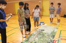 小学生がドローンの航路プログラミング　防災授業で物資輸送体験　京都・亀岡