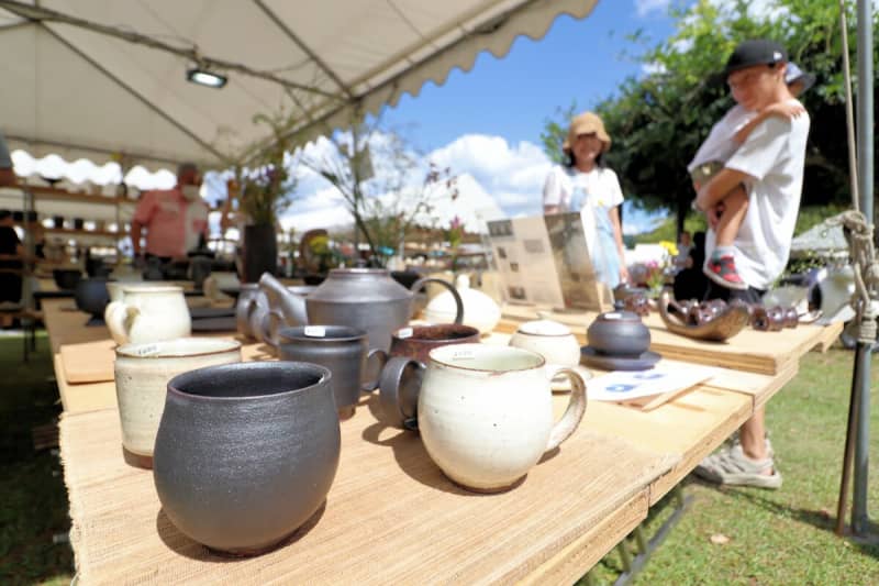 すてきな皿や茶わんはいかが？　陶芸家の作品「マーケット」にずらり　滋賀県立陶芸の森で18日まで