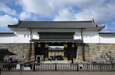 京都・二条城で100人ヨガ　10.11月に青々とした芝生で　参加募る
