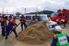 崩れかけのビルから救え　大地震想定し消防や医療機関が訓練