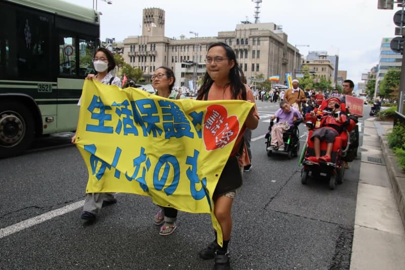 生活保護基準引き下げに反対「生存権を保障せよ」　障害者らがデモ行進