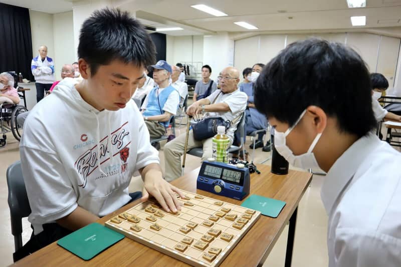 点字付きの駒を握って真剣勝負　視覚障害者と高校将棋部員の対局実現