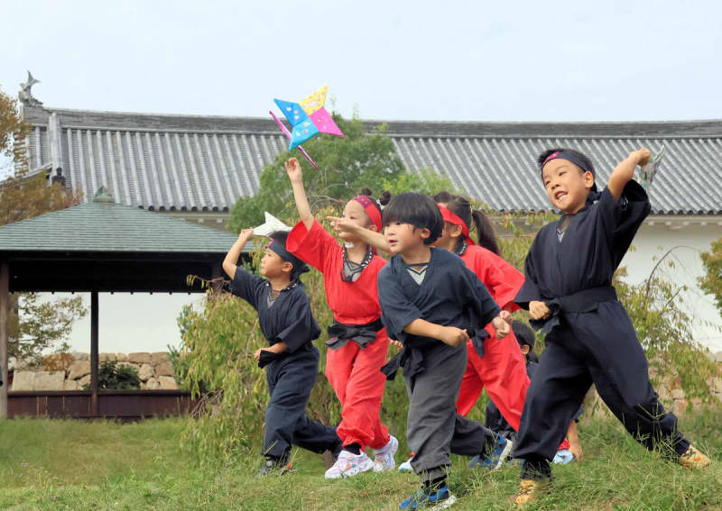 ちびっこ忍者「免許皆伝」目指し修行でござる　京都の幼稚園で「忍者遠足」