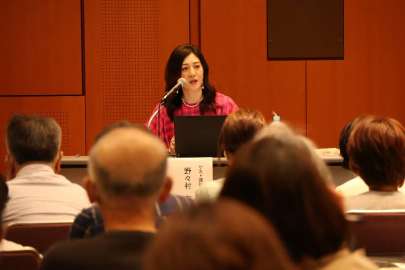 放送作家の野々村友紀子さんが講演　「就職氷河期世代」にコミュニケーション術を指南