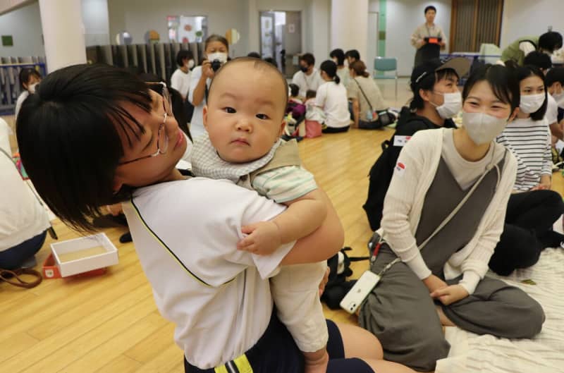 「柔らかくて重みあった」赤ちゃん抱っこで命を体感、京都の中学生たち