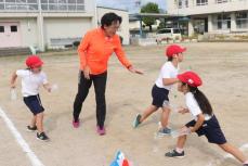 マラソン元日本記録保持者の比護さんが母校で陸上教室　「コツ教えてもらった」児童笑顔