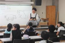 京都・南丹のアーティストが小学校で授業「住んでいるところは何もないと言われるけど…」