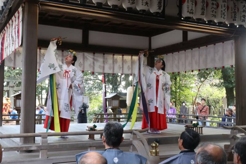 巫女姿の女子中学生、舞を奉納　京都・亀岡で4年ぶり「大井祭」