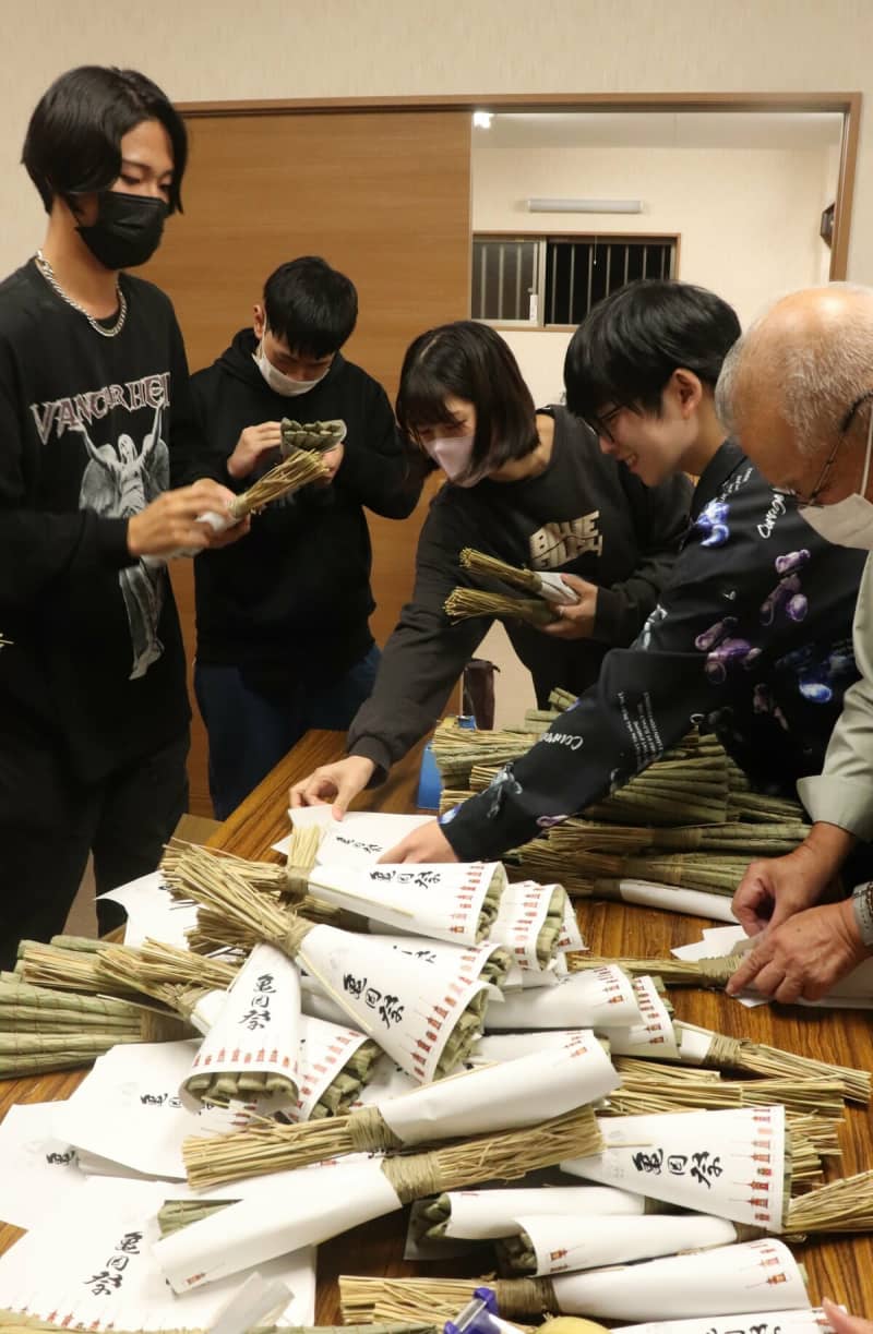 亀岡祭のちまき300本、山鉾関係者や大学生が手作業で仕上げる　京都・亀岡
