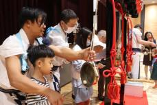 「コンチキチン」に子どもの笑顔　ユネスコ無形文化遺産、京都・六斎念仏の体験会