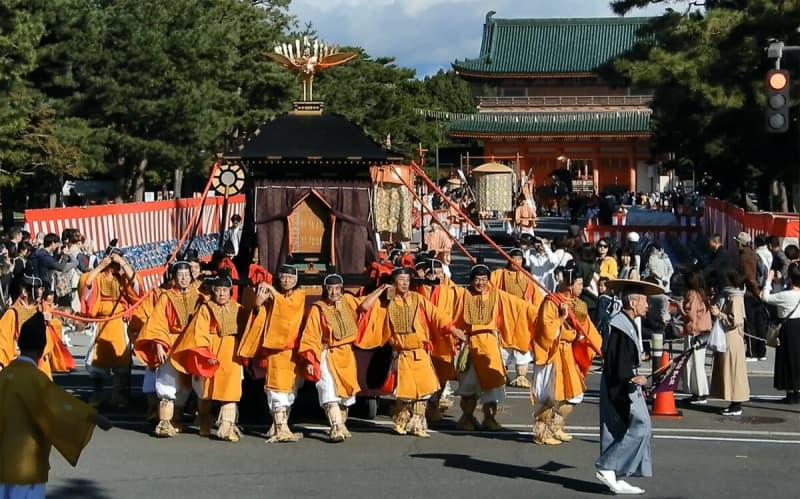 京都三大祭りの一つ「時代祭」　行列巡行は正午に京都御苑を出発