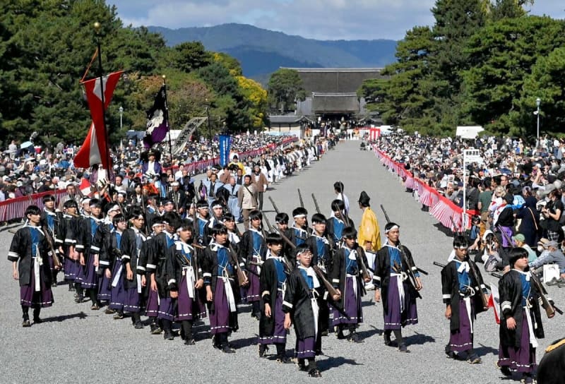 京都の時代祭、行列が都大路へ　動く歴史絵巻　明治維新から平安時代を忠実再現