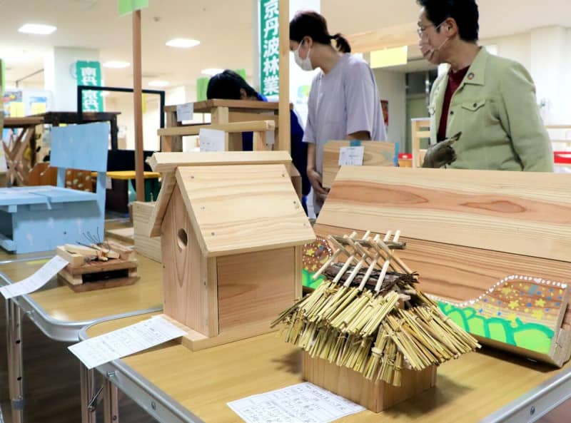 京都の「木」で自由に楽しく工作、小学生の作品をずらりと展示