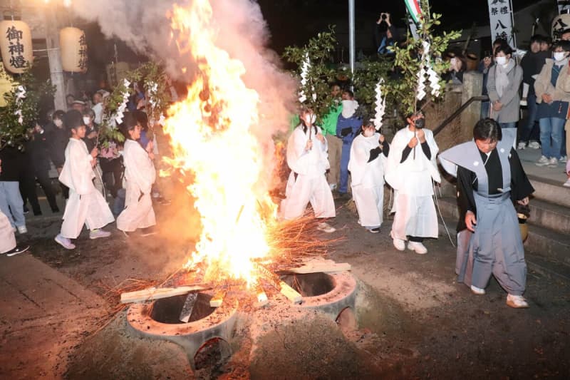 「保津峡」切り開いた火あがめる、亀岡の請田神社で秋祭り大祭