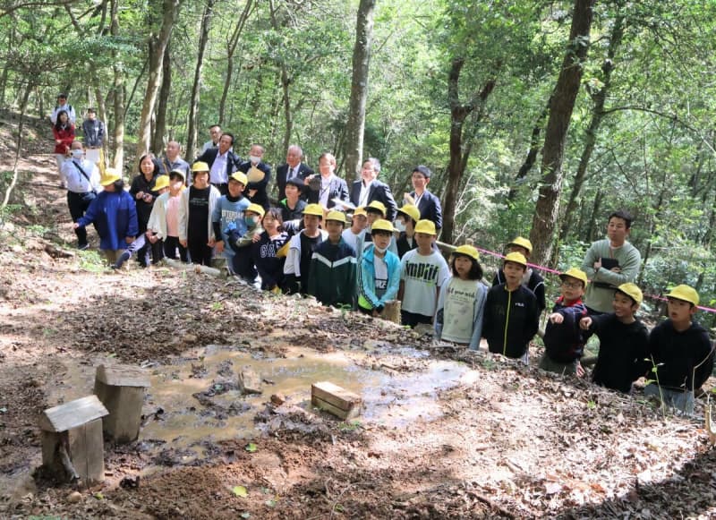 小学生が森林の役割学ぶ　学校の裏山で保水力実験　京都府京丹波町